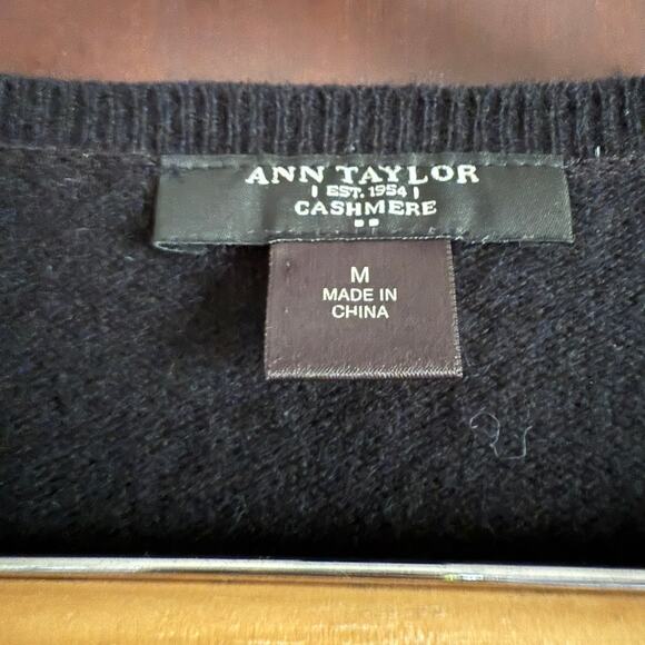 Ann Taylor | Black 100% Cashmere Slim Fit Cashmere Sweater | Medium - Picture 5 of 6
